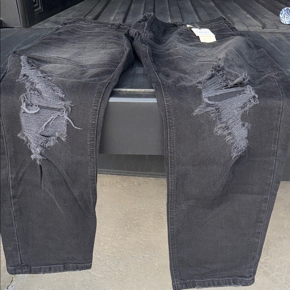 Black Distressed Forever 21 Women Jeans - Picture 3 of 4